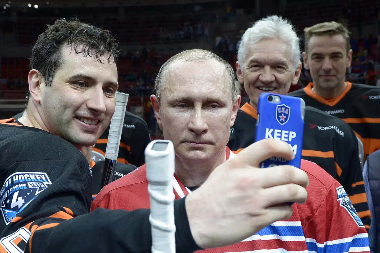 Junioroligarken og cheftræneren i ishockeyklubben SKA i Sankt Petersborg, Roman Rotenberg, tager i 2015 en selfie ovenpå kampen sammen med præsident Vladimir Putin, mens den sanktionsramte og astronomisk rige oligark og præsident for SKA Saint Petersburg, Gennady Timchenko, ser til.