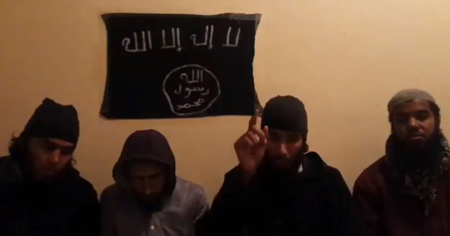 En video på nettet viser angiveligt de fire mistænkte i terrorsagen fra Marokko i færd med at sværge trosskab til terrorbevægelsen IS.