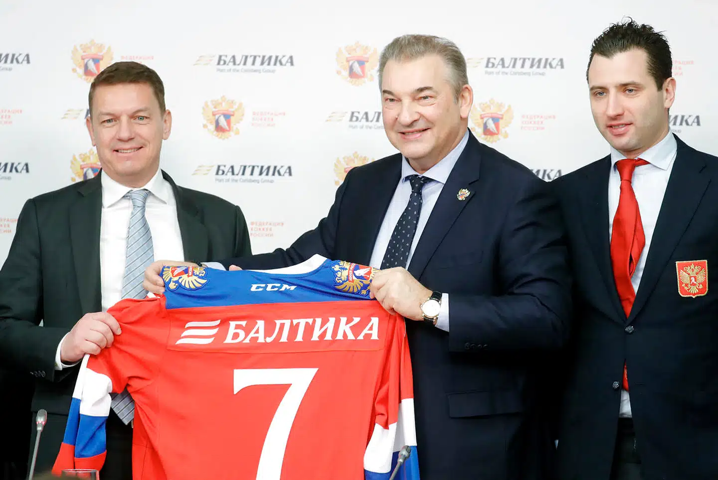 Fra de gode gamle dage i 2019: Sponsoraftale underskrives af Baltikas daværende topchef, Lars Lehmann, præsidenten for det russiske ishockeyforbund, Vladislav Tretyak, og hans first vice president, junioroligark Roman Rotenberg.