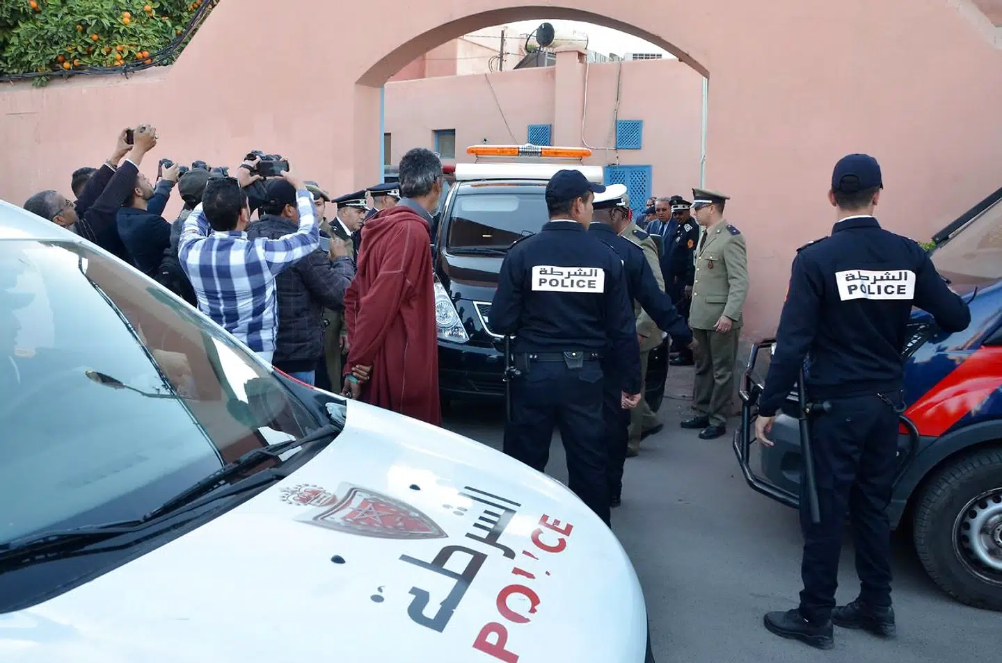 Her transporterer marokkansk politi ligene af de to skandinaviske turister fra lighuset i Marrakesh og videre til lufthavnen, ifølge nyhedsbureauet AFP.