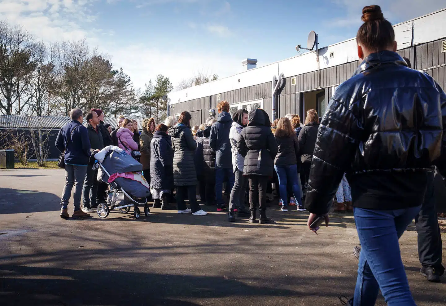De første dage på Center Dokkedal har de nye beboere fået serveret mad, nu står i kø for at få udleveret lommepenge, som de skal bruge til indkøb af mad, som de selv skal lave. Foto: Bo Amstrup, Scanpix