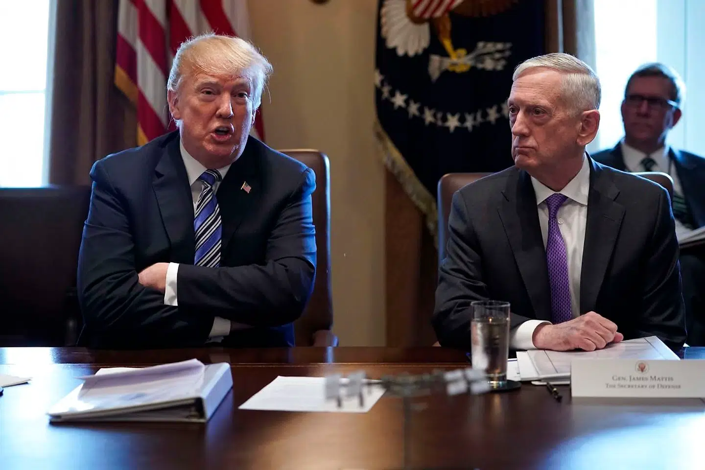 James Mattis (th.) har trukket sig som forsvarsminister, efter Trump har besluttet sig for at trække amerikanske tropper ud af Syrien og Afghanistan.