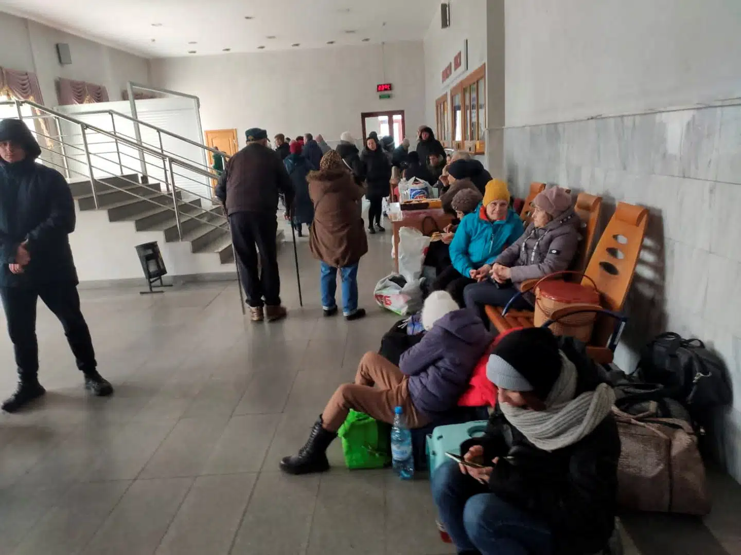 På billedet ses ukrainske flygtninge i Donetsk. Allerede nu befinder mange flygtninge sig i Danmarks forskellige kommuner, men når de skal have opholds- eller arbejdstilladelse, skal det behandles centralt hos Udlændigestyrelsen i Næstved, Odense eller Aalborg. Situationen er umenneskelig og bureaukratisk, mener konservativ borgmester, som nu sender en kraftig appel til regeringen.
