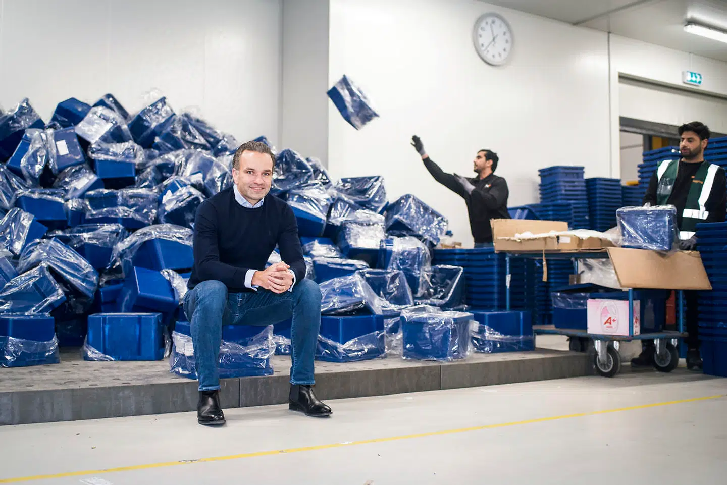 Midt imellem de mange mennesker i mørkeblåt arbejdstøj sidder 43-årige Stefan Plenge. Han er manden, der har skabt et marked, som for otte år siden ikke eksisterede herhjemme.