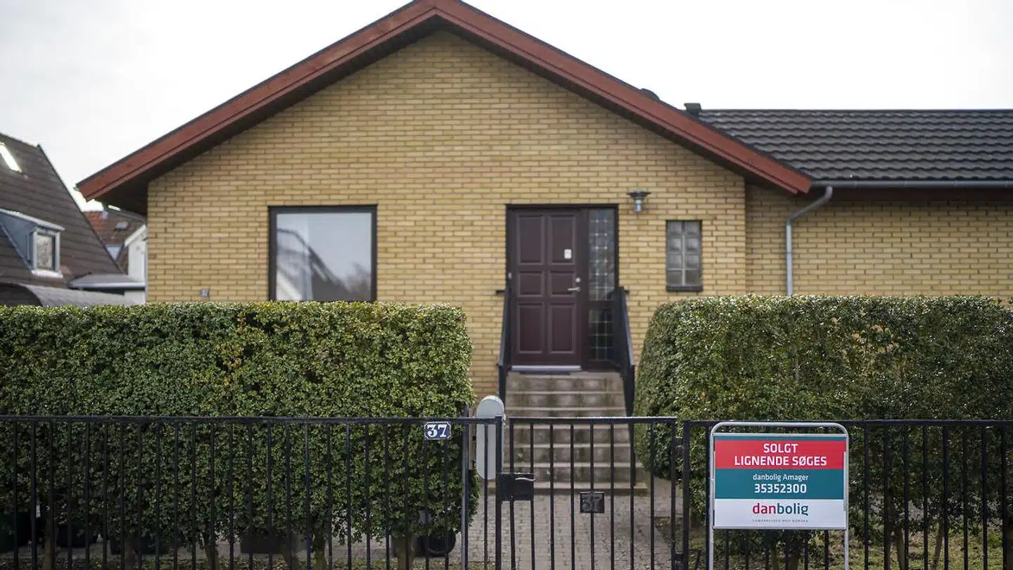 Sådan så der ud foran mange parcelhuse gennem 2021, hvor der blev sat ny rekord i omsætningen af ejerboliger.