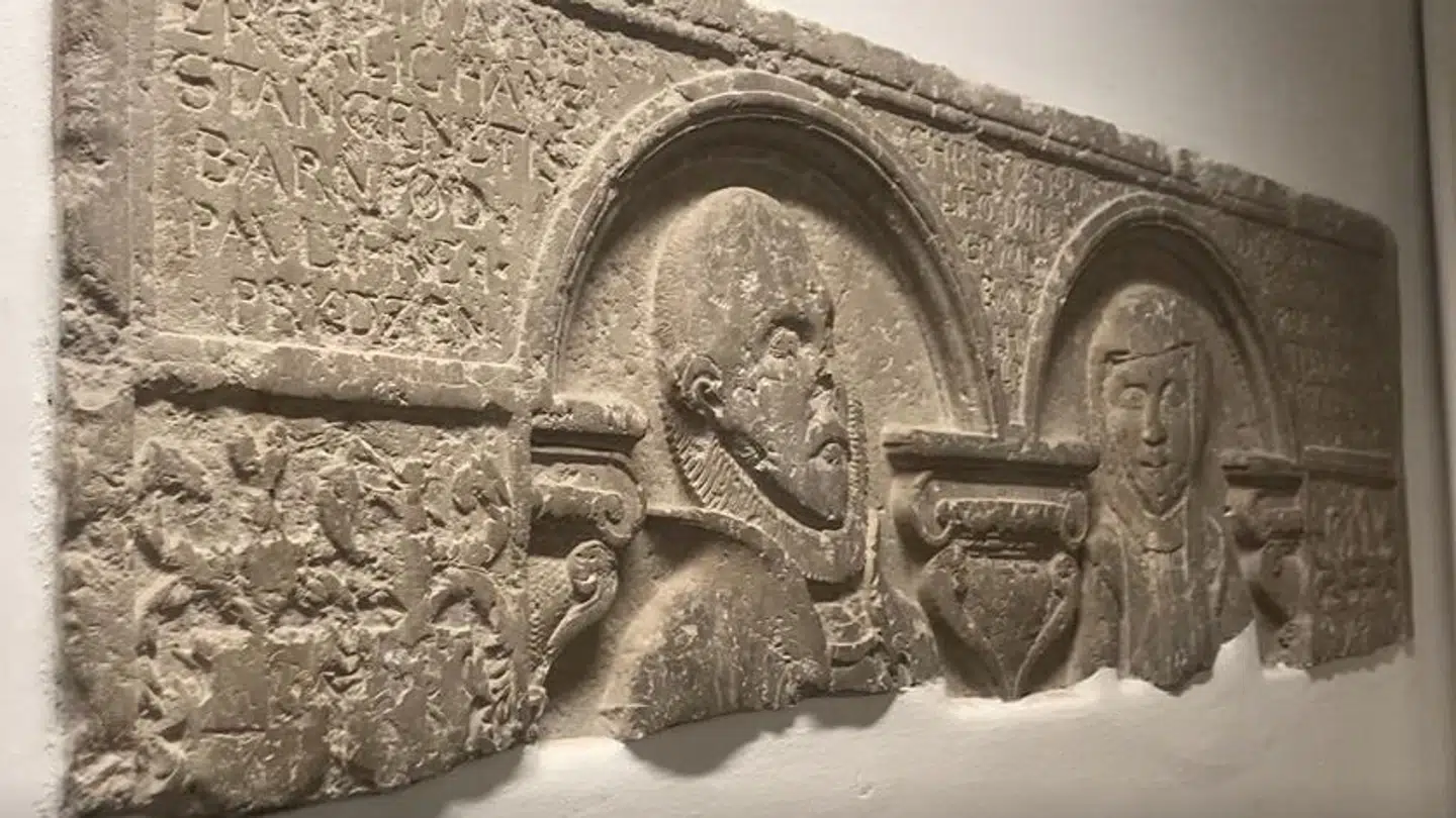 Da Gråbrødre Kirke blev revet ned i 1810, blev Hans Stangenettes familiegravsten hugget op og endte formentlig som trappesten.