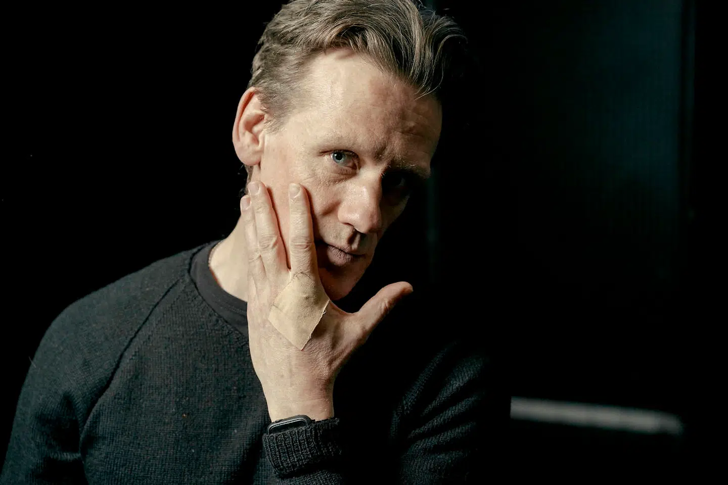 Skuespilleren Olaf Højgaard oplever AA som et rensningsanlæg. Hvis ikke han jævnligt kommer i det fællesskab, hvor han deler sit liv og lytter til de andre, snavser han mentalt og følelsesmæssigt til i de alkoholiske mønstre som »ikke bare er at hælde alkohol på.«