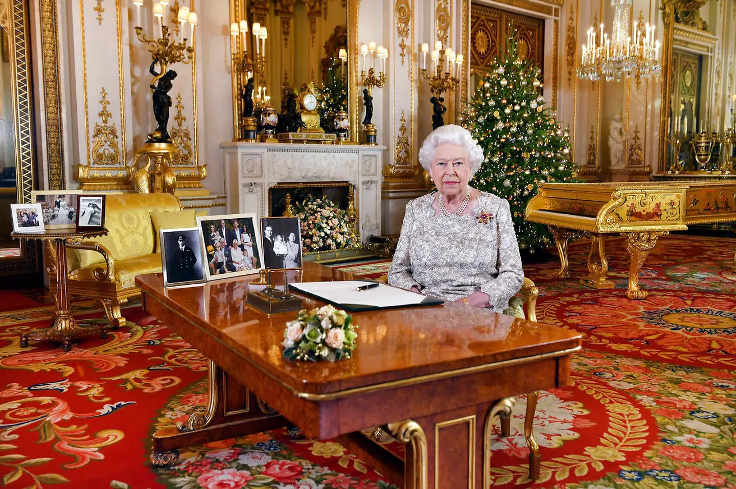 Dronningen i Buckingham Palace, hvor hun holder sin juletale.