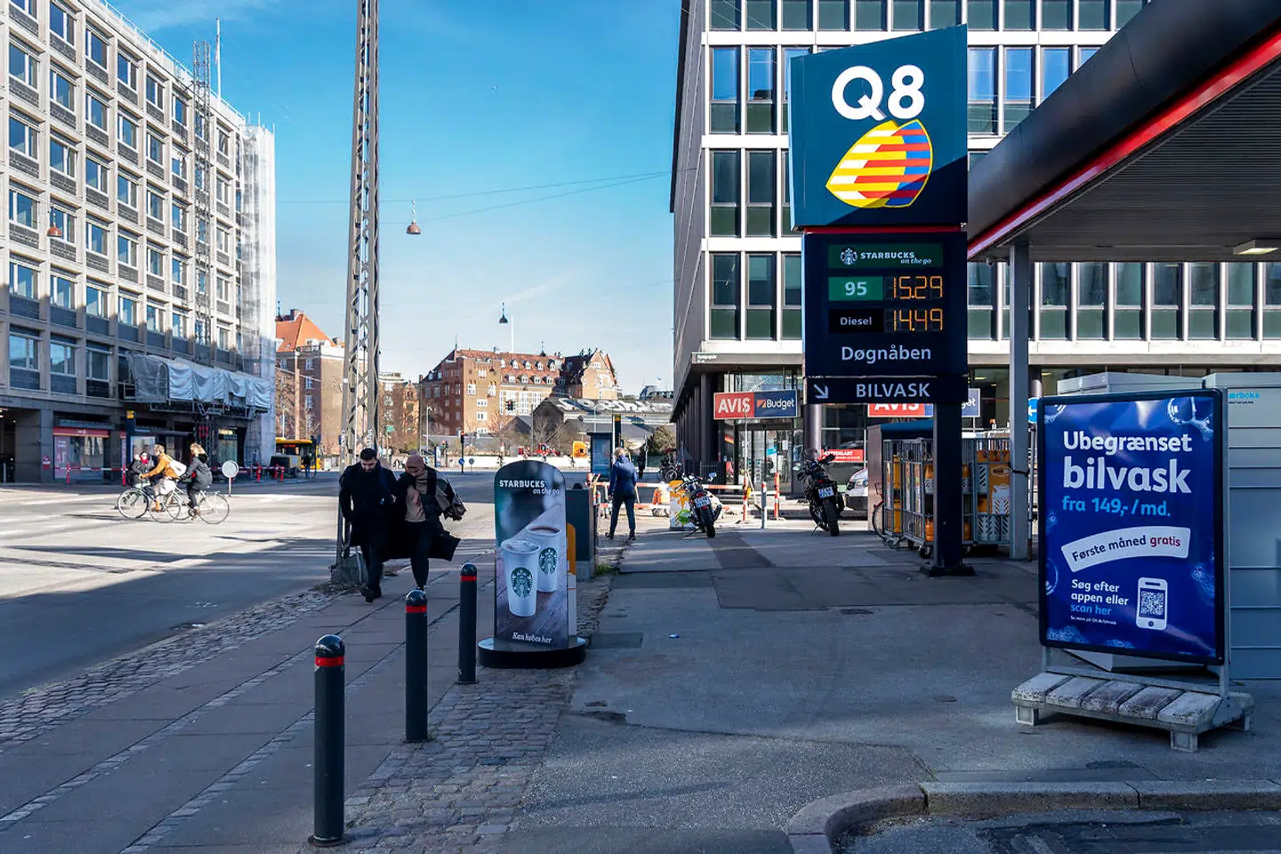 Olie- og gaspriserne stiger, og det bliver dyrere for danskerne at tanke deres biler. For mange familier er udfordringen, at forbruget af energi og benzin er at sammenligne med en fast udgift, som det er svært at skære ret meget ned på.