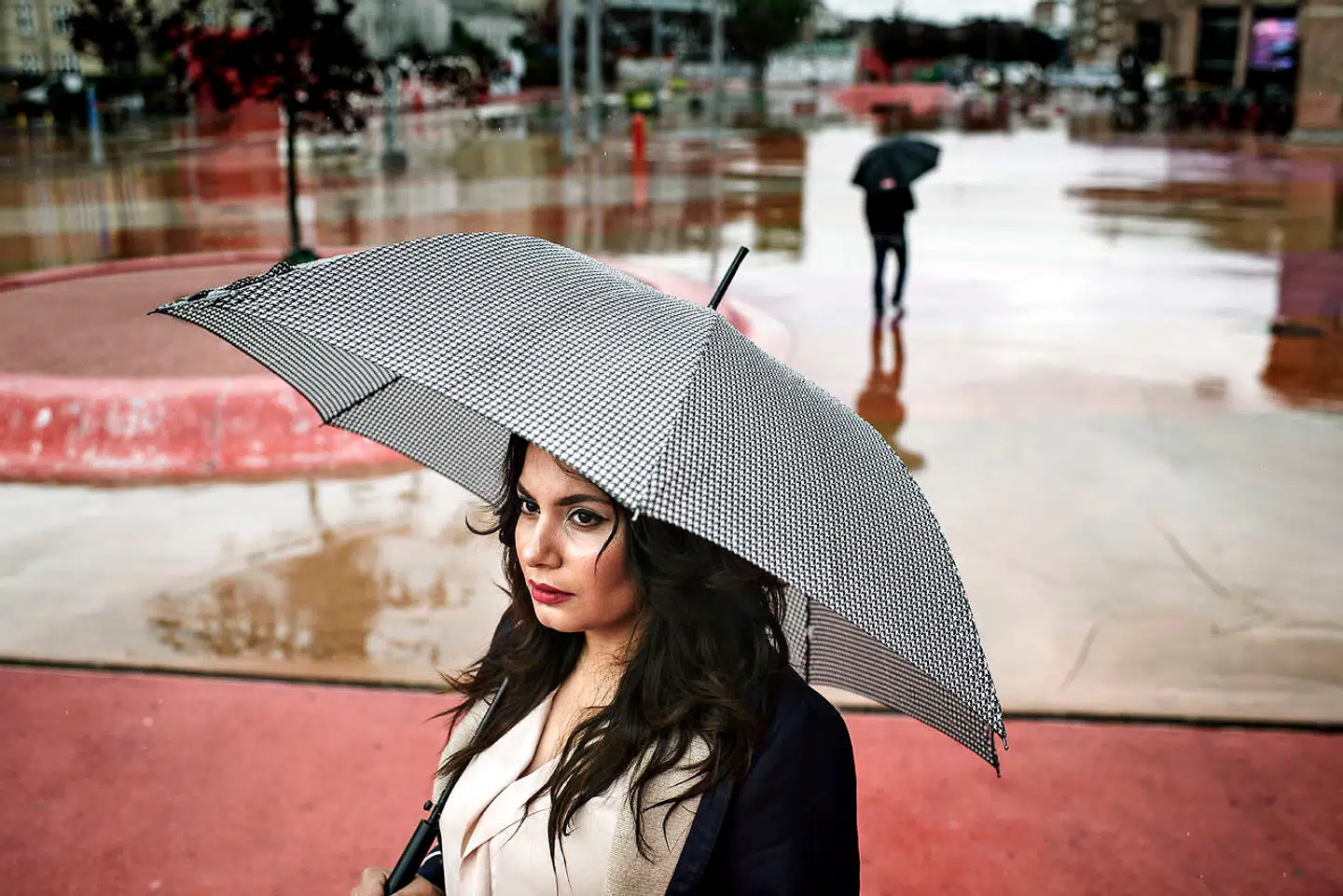 Anahita Malakians bor på Ydre Nørrebro. Hun er utryg pga bander og fortæller, at hendes søn er blevet advaret om de risici, der er ved at bevæge sig omkring på Den Røde Plads.