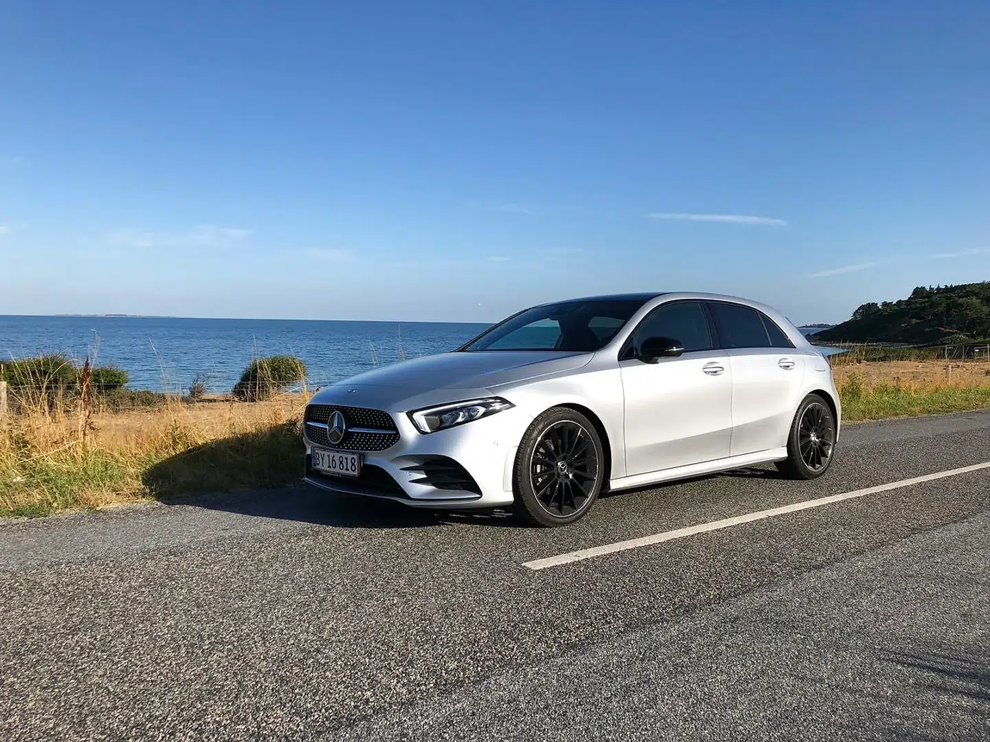 Mercedes A-Klasse bringer teknologi og digitale lækkerier ned i Golfklassen fra sine store søskende. Det får den min varmeste købsanbefaling for.