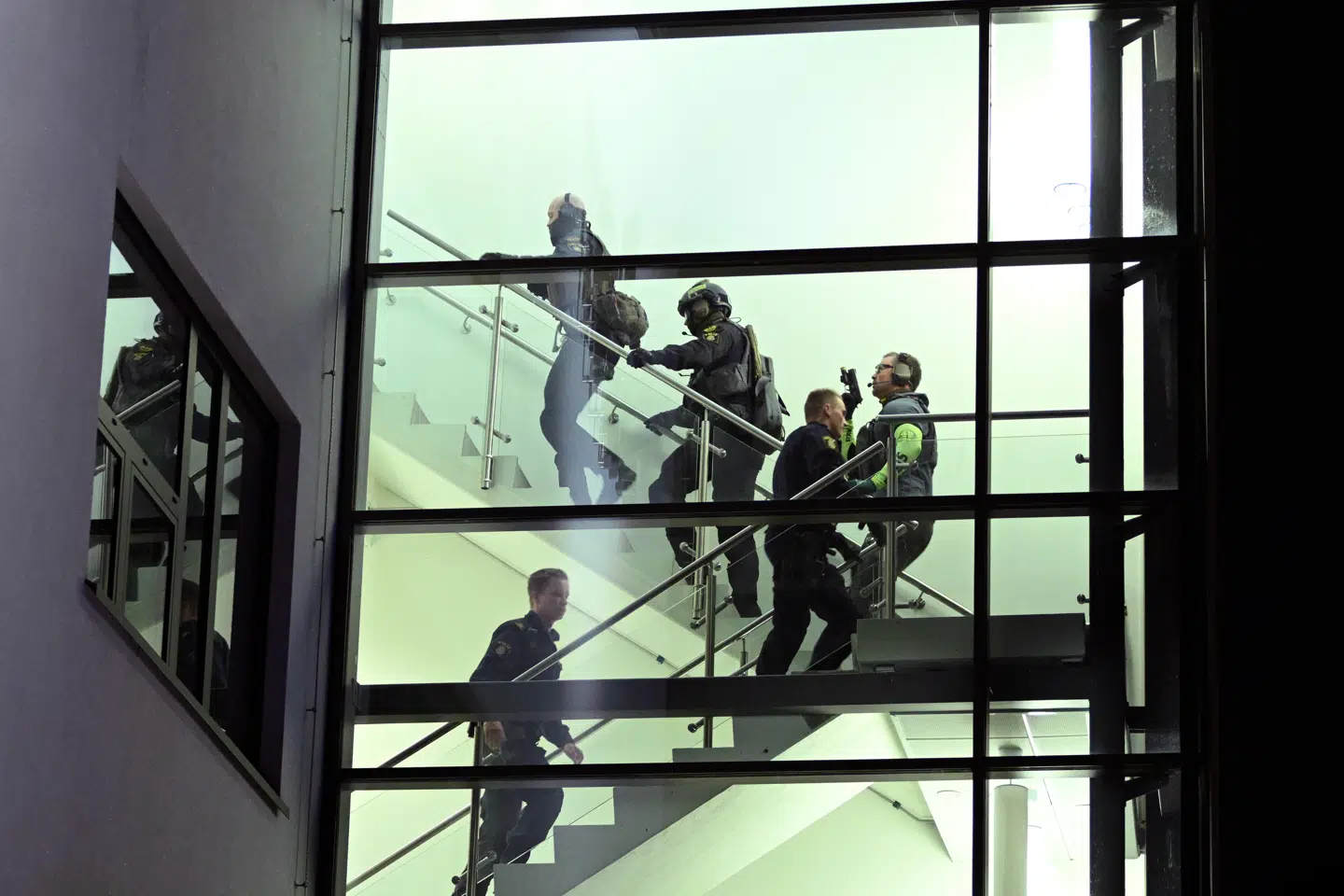 Efter at have afsøgt alle lokaler i gymnasiet kunne politiet konkludere, at der ikke var flere sårede, og at der ikke var våben eller sprængstoffer. (Foto: Johan Nilsson/TT/Ritzau Scanpix)