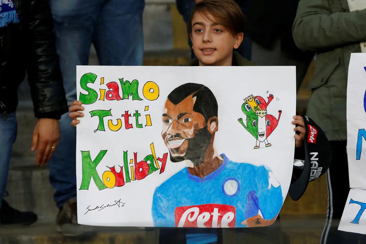 Napolis Kalidou Koulibaly blev udsat for racistiske tilråb under sidste uges Serie A-kamp mellem Inter og Napoli. Efterfølgende har han dog også mødt sympatierklæringer – som på plakaten her.
