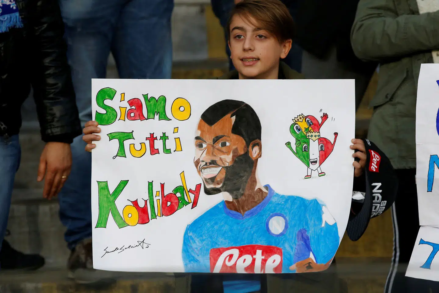 Napolis Kalidou Koulibaly blev udsat for racistiske tilråb under sidste uges Serie A-kamp mellem Inter og Napoli. Efterfølgende har han dog også mødt sympatierklæringer – som på plakaten her.