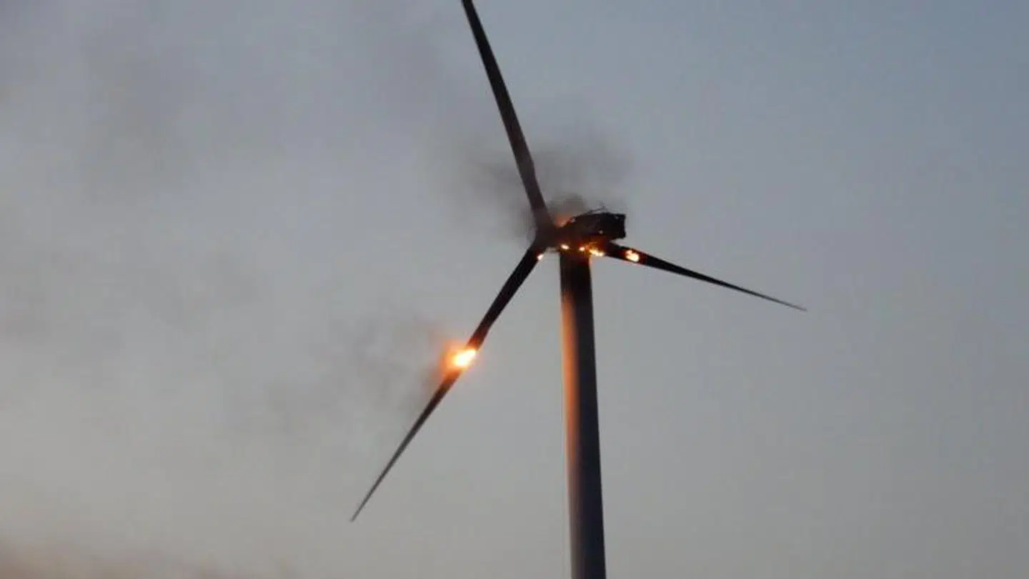 Der er udbrudt brand i en vindmølle på Agerfeltvej i Sørvad.