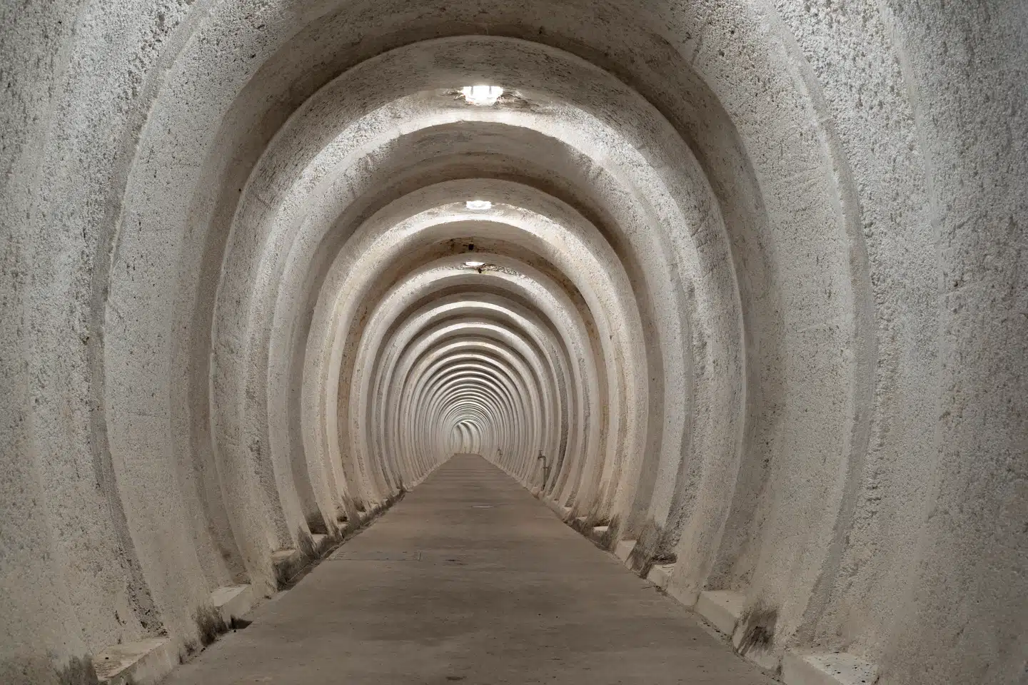 Nogle af tunnelerne i Regan Vest er bygget oven på et lag af lecasten. Lecastenene var stødabsorberende, hvis en bombe eksploderede på overfladen af den bakke, som bunkeren er indbygget i.