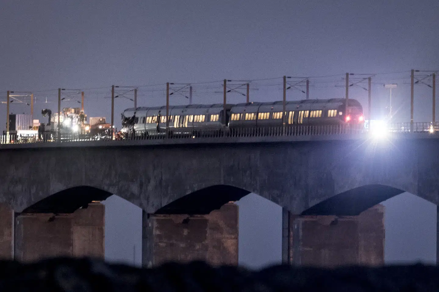Fyns Politi oplyser torsdag morgen, at otte personer omkom i forbindelse med togulykke på Storebæltsbroen onsdag. Dermed er dødstallet opjusteret fra seks til otte. Mads Claus Rasmussen/Ritzau Scanpix