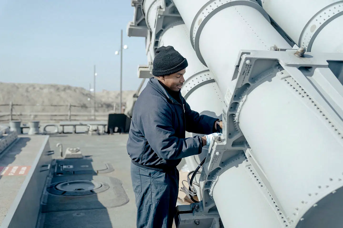 USS Donald Cook blev bygget i 1996 og udgør et ud af en klasse af destroyere på godt 60 skibe. Alderen kan efterhånden ses på skibet og derfor bruges tiden i København til vedligeholdelse og malerarbejde mange steder på flådefartøjet.