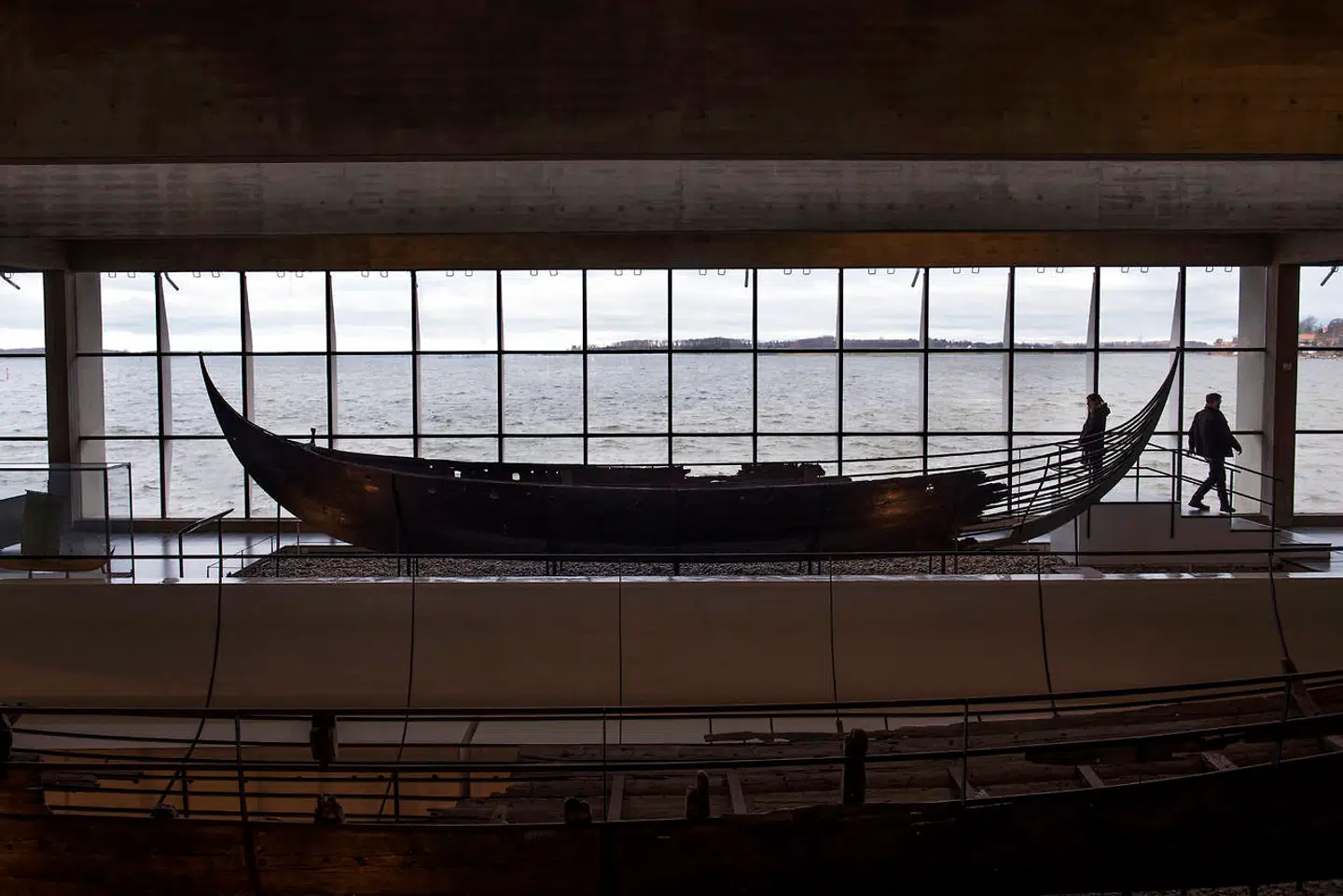 Vikingeskibshallens store glasfacade gør det muligt at betragte de over 1000 år gamle vikingeskibe tæt på deres rette element, men er samtidig bygningens store svaghed, når den rammes af stormflod, som det er sket flere gange de seneste år.