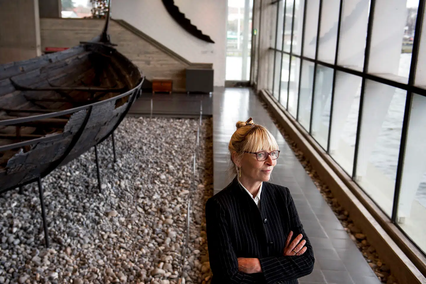 »Det vigtigste er at bevare den meget stærke oplevelse af at se skibene i direkte sammenhæng med vandet, som er muliggjort takket være den store vinduesfacade,« siger museumsdirektør Tinna Damgård-Sørensen om det projekt til en ny vikingeskibshal, der nu er gjort muligt takket være en affredning af den eksisterende hal og 150 mio. kroner på finansloven.