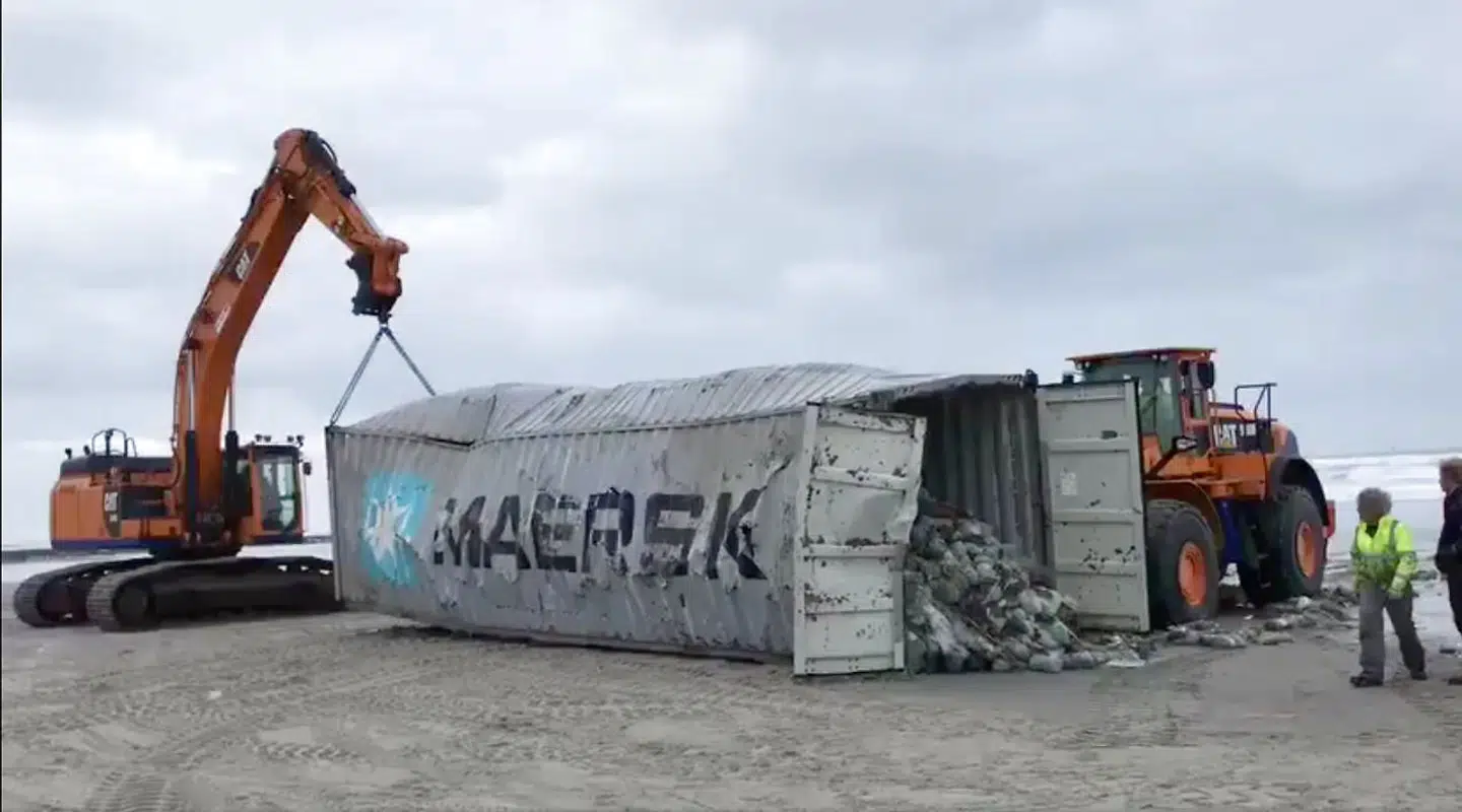 Det store oprydningsarbejde er nu påbegyndt efter 270 containere i går blev tabt i Nordsøen.