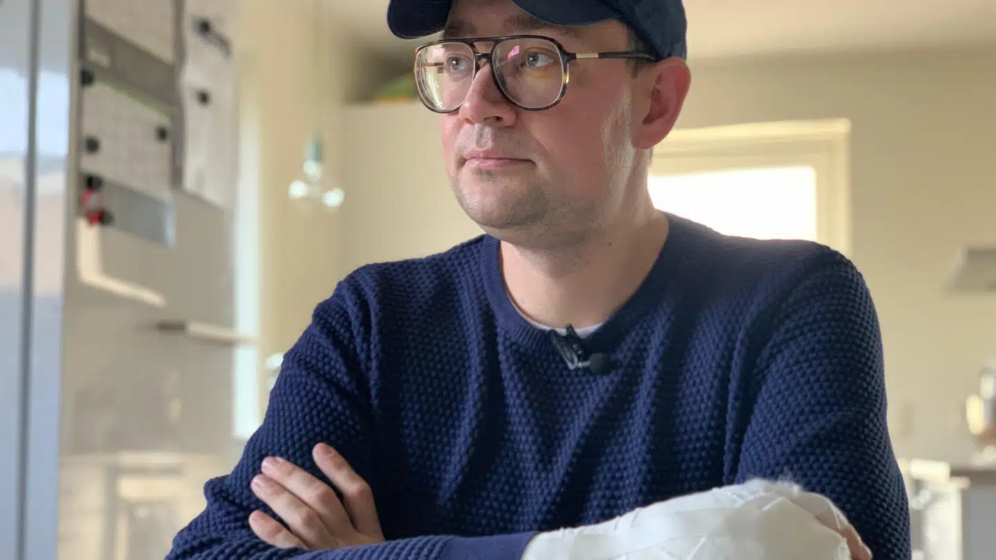 Jonas brækkede hånden ved togulykken på Storebæltsbroen onsdag morgen.