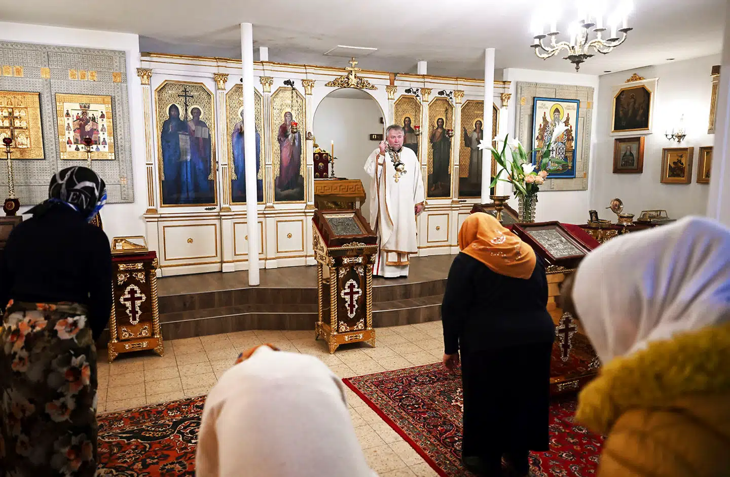 Omkring 1.100 indbyggere i Baden-Baden har russisk pas, og omkring lige så mange har dobbelt russisk-tysk statsborgerskab, oplyser de lokale myndigheder ifølge nyhedsbureauet DPA. Dertil kommer en del af den tyske befolkning med familierødder i Rusland. Samtidig var der også et ukrainsk mindretal i byen inden ankomsten af ukrainske flygtninge. Her er det en religiøs ceremoni i den lokale russiske ortodokse kirke.