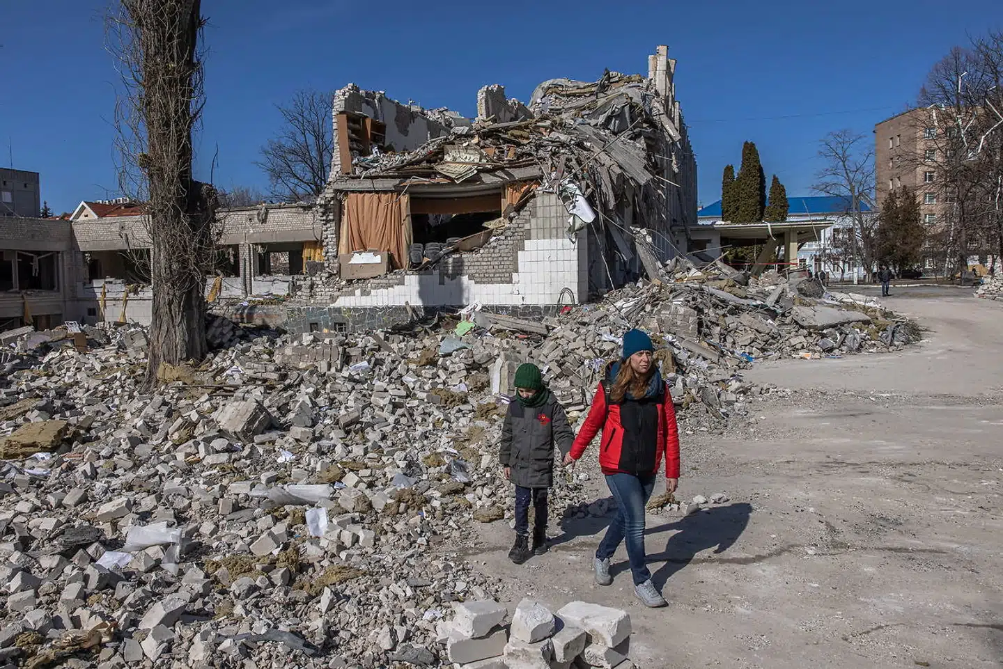 Millioner af ukrainere er flygtet til nabolandene, men over 400.000 skulle ifølge de ukrainske myndigheder være blevet tvunget til Rusland.