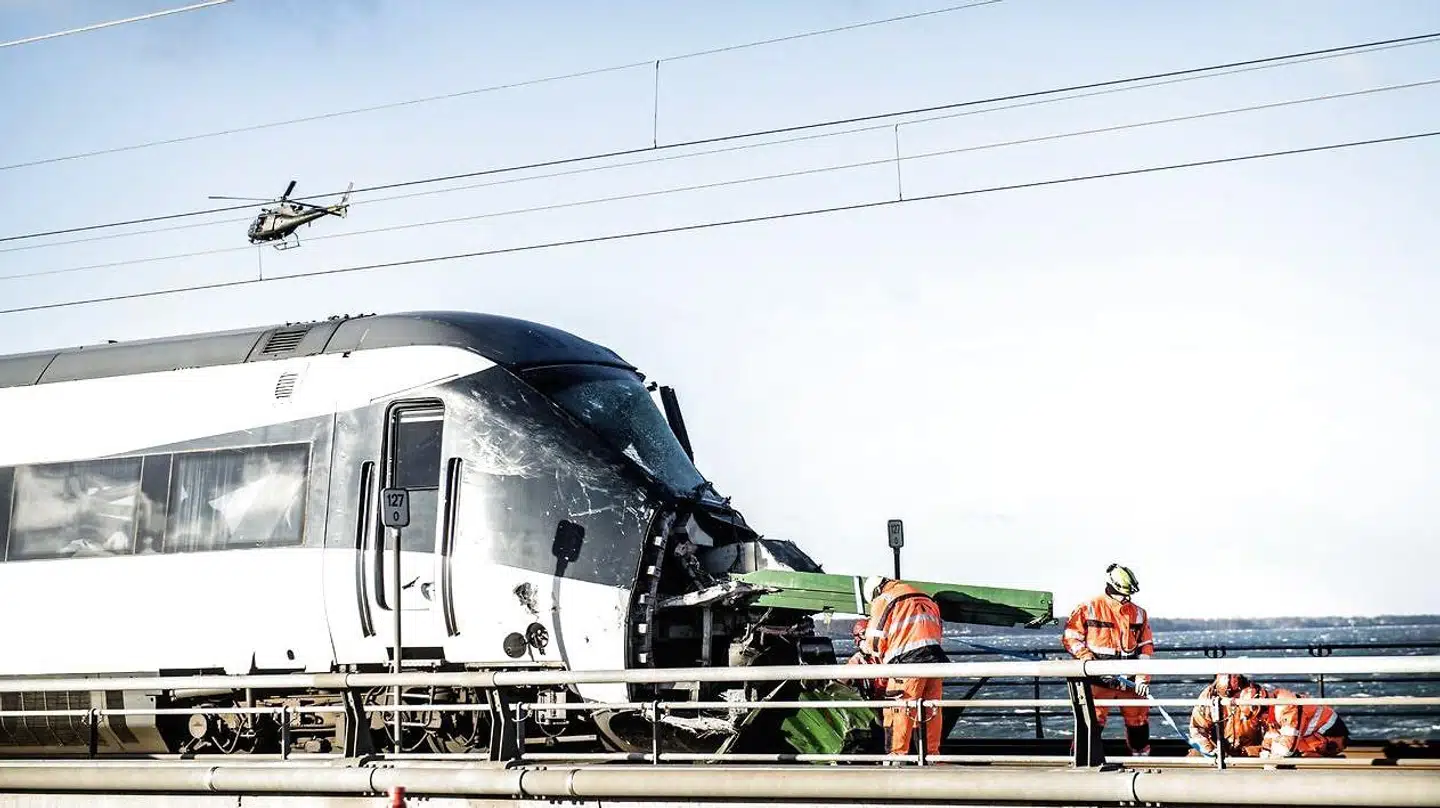 Otte mennesker omkom under togulykken på Storebæltsbroen 2. januar i år, da et godstog ramte et lyntog. Nu viser det sig, at flere ansatte hos både DB Cargo og DSB er blevet så hårdt ramt af ulykken psykisk, at de ikke længere kan passe deres job.