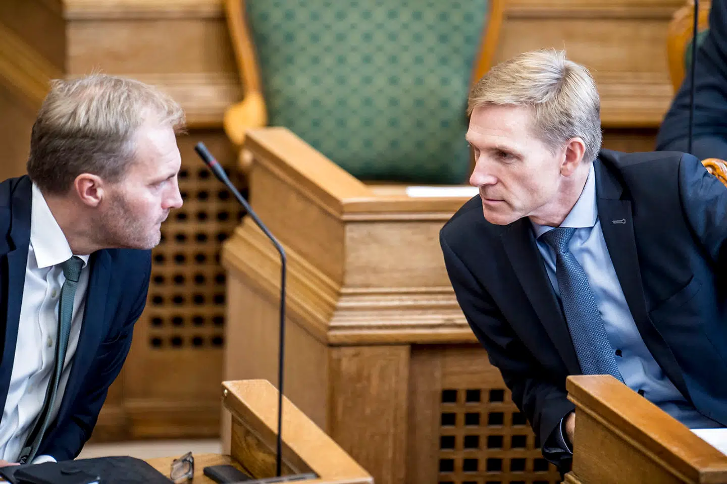 I DF-toppen med Kristian Thulesen Dahl og Peter Skaarup i spidsen har det udløst forbløffelse, at en DR-analytiker har sagt, at partiet vil rulle hele indvandringen tilbage og vende tilbage til en tid, »hvor der ikke var så mange med en anden hudfarve end grisefarvet«, Her ses de under Folketingets åbningsdebat oktober 2018. Arkivfoto: Mads Claus Rasmussen/Ritzau Scanpix