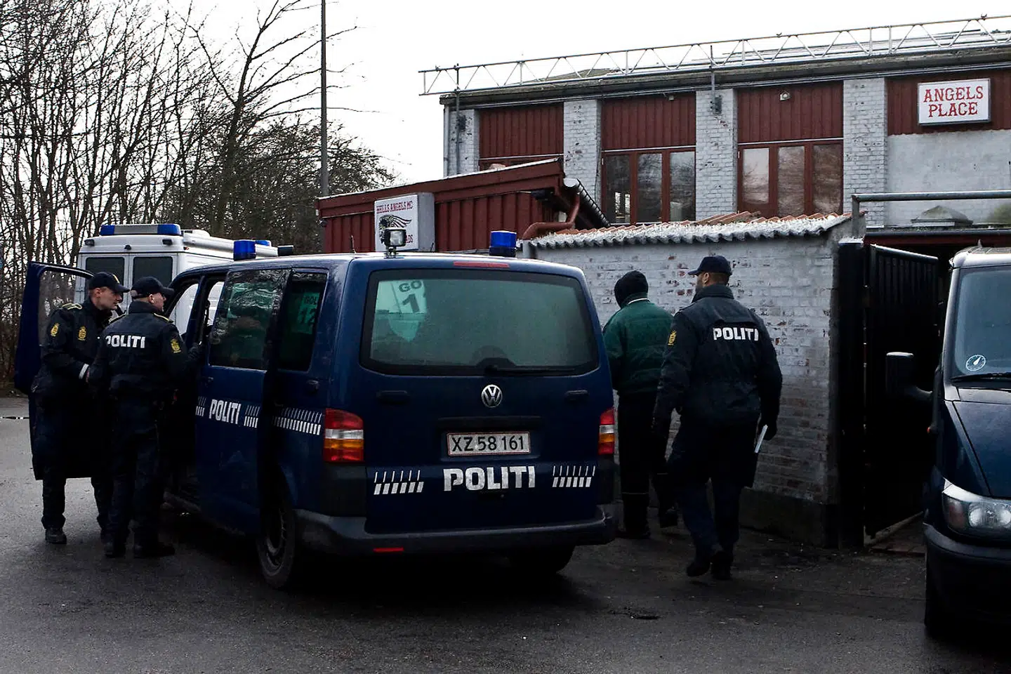 Ransagning af Hells Angels' rockerborg på Lindgreens Allé i 2009. To år senere køber Jan Elving bygningen. På billedet bliver en anholdt ført ind i en politibil.