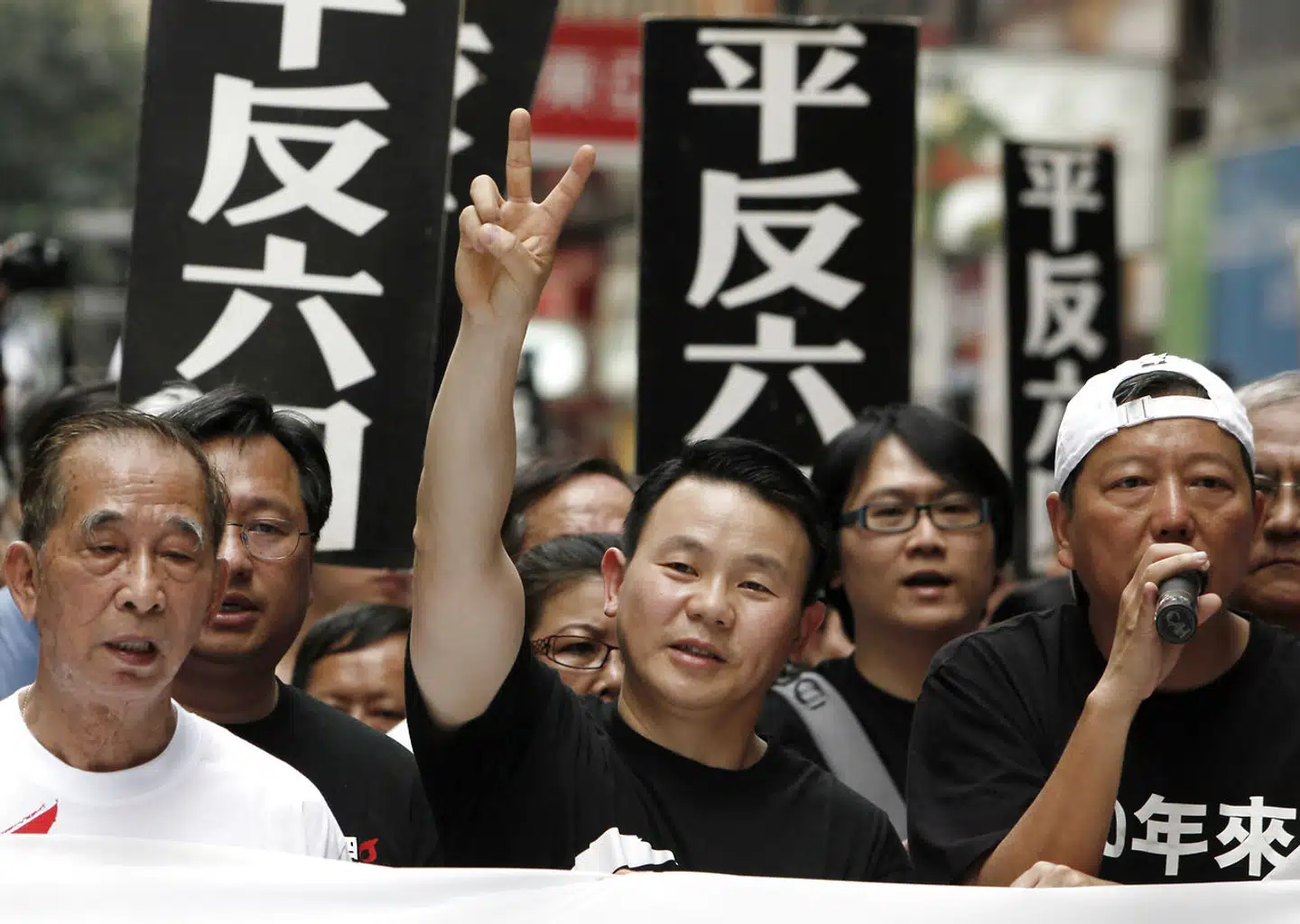 Efter Yan Xiong flygtede til USA i 1992, meldte han sig ind i den amerikanske hær og tjente som militærpræst. Han er en åbenmundet kritiker af Kinas krænkelser mod menneskerettigheder og ses her til demonstration i Hongkong 31. maj 2009.