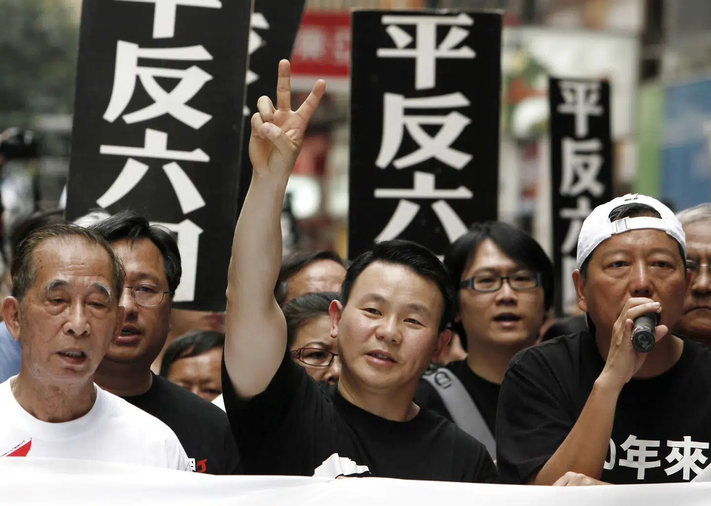 Efter Yan Xiong flygtede til USA i 1992, meldte han sig ind i den amerikanske hær og tjente som militærpræst. Han er en åbenmundet kritiker af Kinas krænkelser mod menneskerettigheder og ses her til demonstration i Hongkong 31. maj 2009.