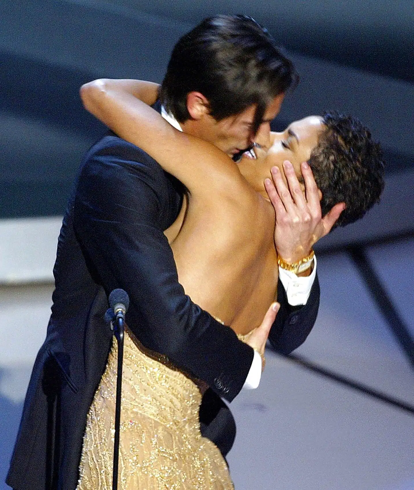 Et stærkt Oscar-moment: Skuespilleren Adrien Brody giver værtinden Halle Berry en ordentlig møsser, da han modtager sin Oscar i kategorien for bedste mandlige skuespiller for filmen »Pianisten« i 2003. Året før græd hun sig igennem en meget følelsesladet tale, da hun som den første afroamerikanske skuespillerinde modtog en pris for sin hovedrolle i »Monster's Ball«. (Photo by Timothy A. CLARY / AFP)