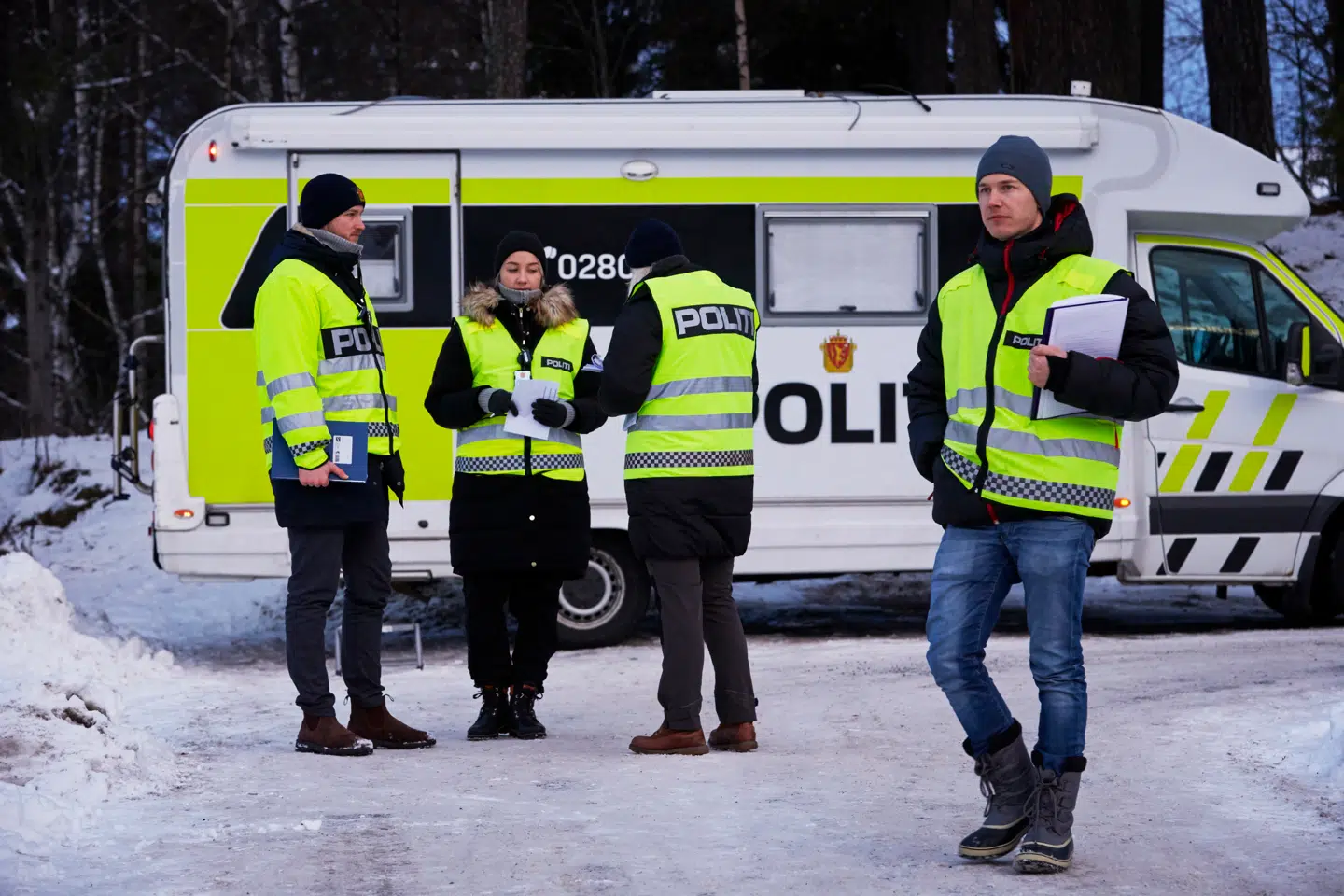 Politiet har sat en autocamper ud som forpost ved familien Hagens hus.