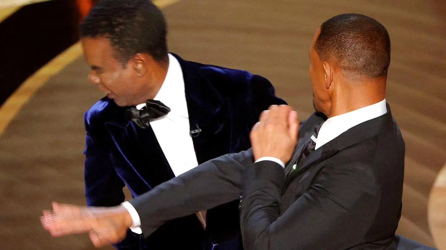 Chris Rock tog imod en lussing af Will Smith på scenen til Oscar-showet, efter han havde fortalt en joke om skuespillerens kones sygdom. Will Smith har siden undskyldt og trukket sig fra Oscar-akademiet.