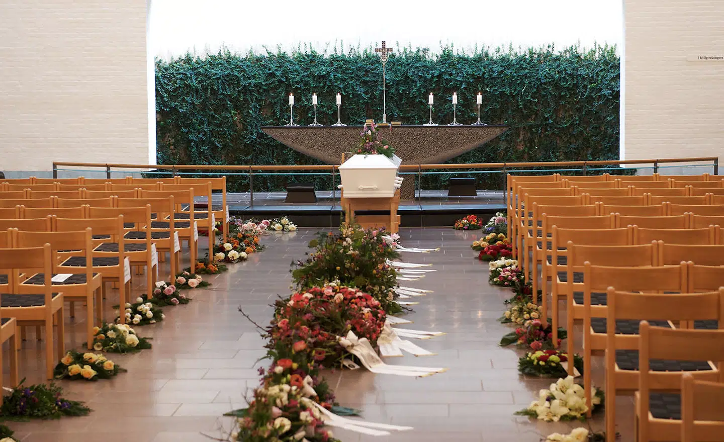 Fonnesbæk kirke var fyldt med blomster og mennesker, da Louisa Vesterager Jespersen blev bisat lørdag.