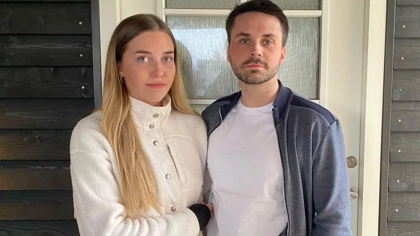 Her ses parret Cecilie Thurecht Jensen og Magnus Jensen, der lige nu befinder sig hos sidstnævntes forældre, fordi deres lejlighed var en af de 90 ramte lejligheder ved fredagens brand i Vanløse. Foto: Privat.