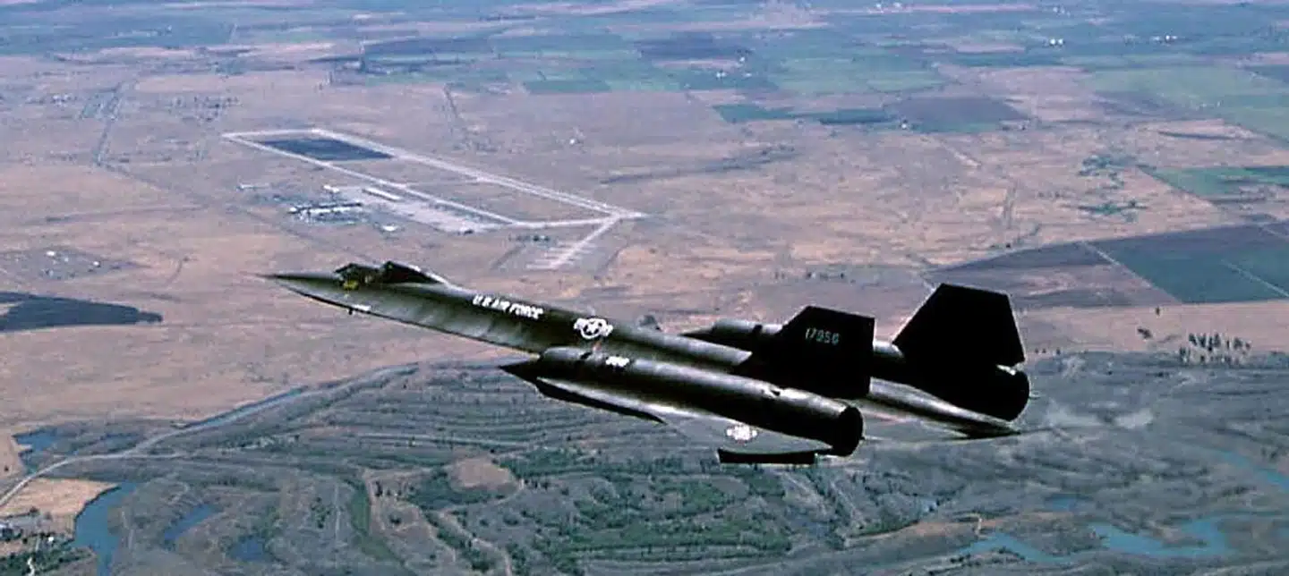 Dette udaterede billede fra US Air Force viser Lockheeds legendariske SR-71 »Blackbird« over Californien. Et udstillet eksemplar af SR-71 kan ses på Smithsonians »Air and Space Museum« uden for Washington, DC. AFP PHOTO/US AIR FORCE .