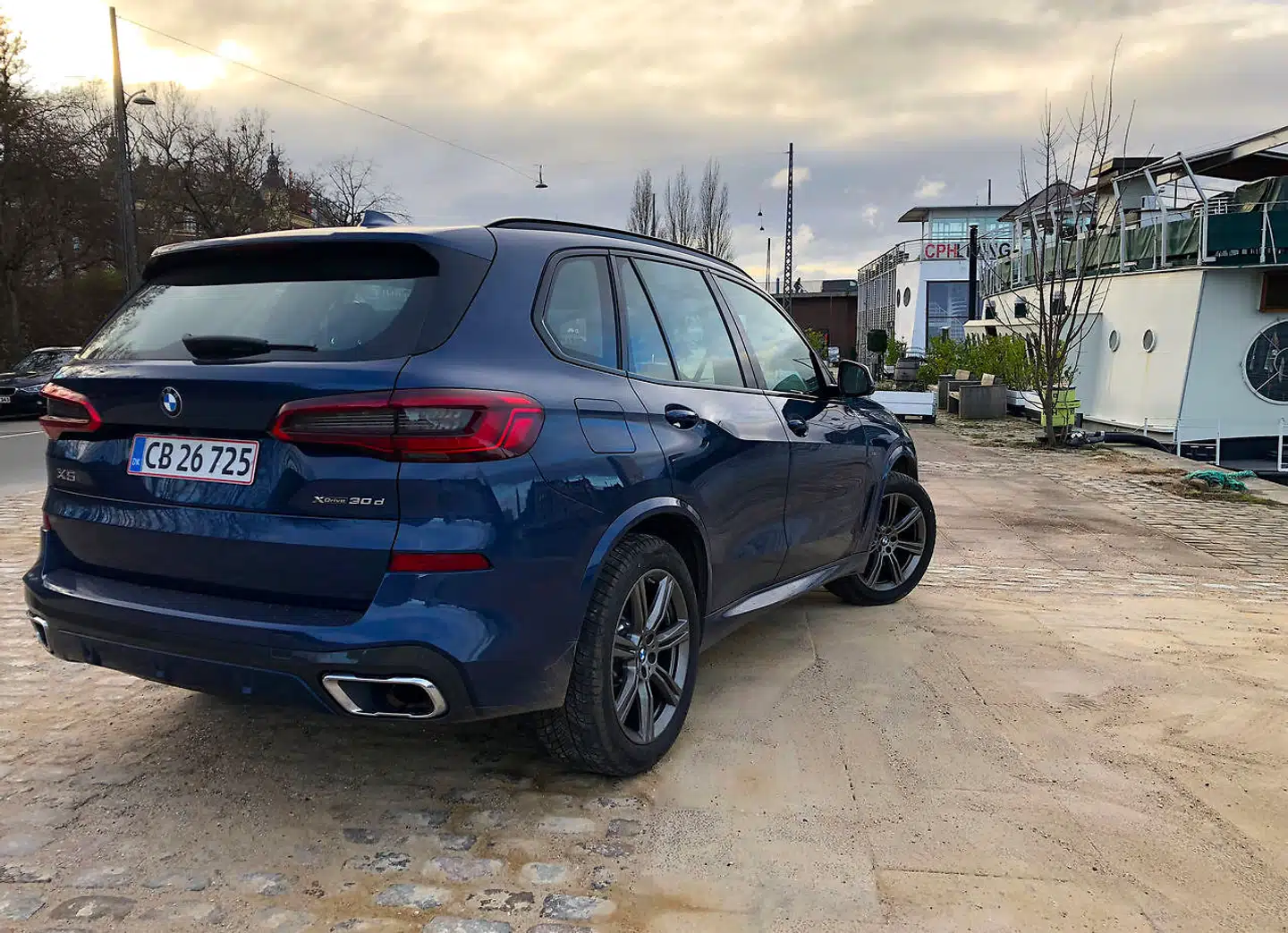 Den nye BMW X5 er mere kantet og bastant end forgængeren. Men med X6 som søskendemodel er den heller ikke tvunget til at se atletisk ud.