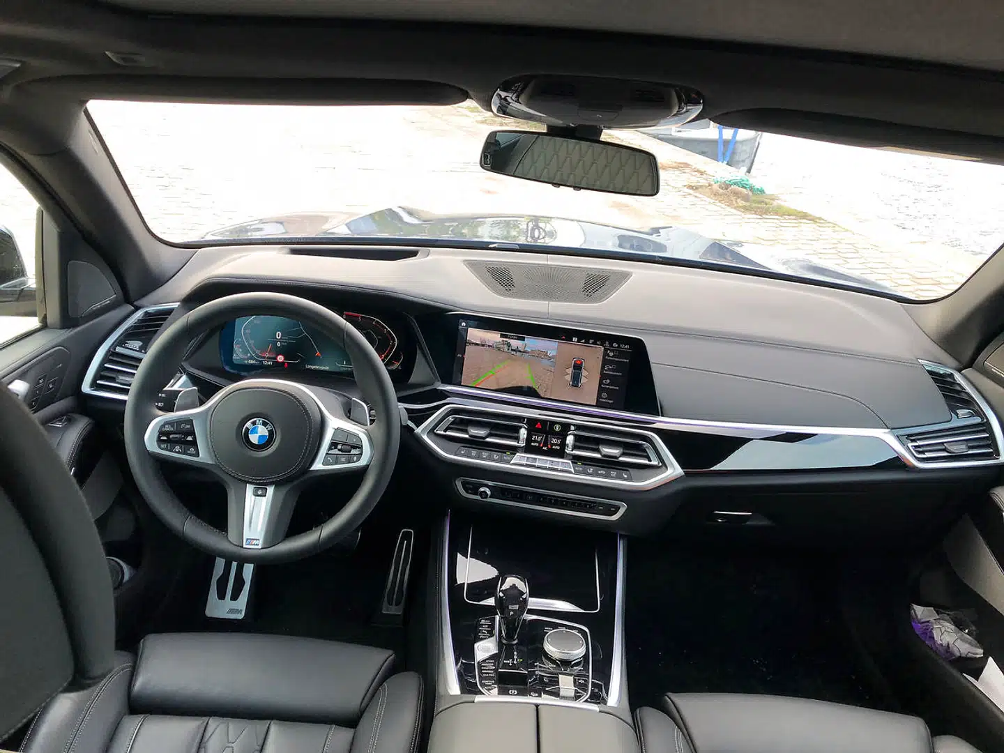Kabinen er fulddigital og bringer BMW på niveau med Mercedes og Audi i den afdeling. Eneste malurt i bægeret er plastikken, der skal ligne rustfrit stål. I en bil til over 1. mio. kr. vil jeg gerne have, at det der ligner stål ER stål.