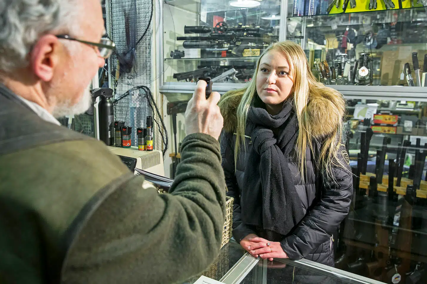 Fra 1. januar har man kunnet købe peberspray, som Emma her gør i Hunters House hos Ole Høiberg.