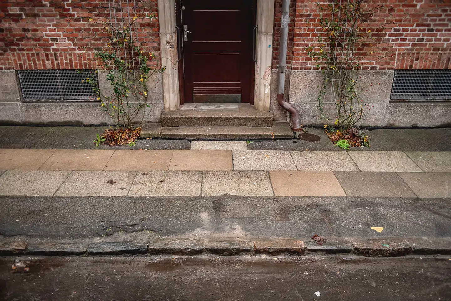 Marcus blev båret ned på gaden foran lejligheden på Østerbro i København. De unge mænd lod som om, de havde fundet ham på gaden, da de klokken 01.23 ringede efter ambulancen.