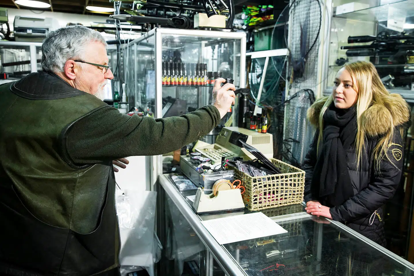 Fra 1. januar har man kunnet købe peberspray, som Emma her gør i Hunters House hos Ole Høiberg.