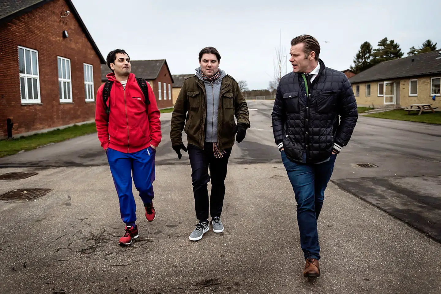 Udlændingeordførerne Joachim B. Olsen (LA) og Mads Fuglede (V) besøger Udrejsecenter Sjælsmark efter flere ugers debat om forholdene på centeret for især børnene. Mads Fuglede erkender, at centeret er et »trist sted«. De to politikere besøgte familien Aziz, og her er det den 26-årige Hawar Aziz, der viser rundt på centeret.