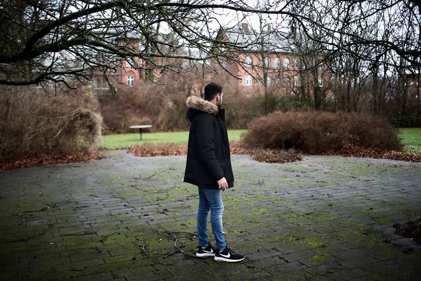 Ali er bror til den 21-årige kvinde, der i sidste uge blev stukket ned i Vollsmose. Det er deres far, der er sigtet i sagen.