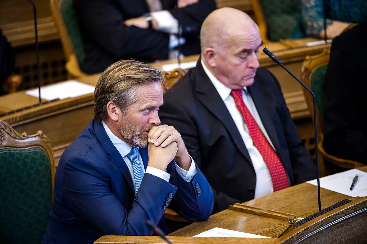 Søren Espersen (DF) langer hårdt ud efter udenrigsminister Anders Samuelsen (LA), fordi ministeren har udleveret fortrolige oplysninger til de to forskere, der skal udrede dansk krigsdeltagelse. Espersen vil have undersøgelsen stoppet, indtil Samuelsen kan garantere, at de fortrolige oplysninger ikke bliver offentliggjort.