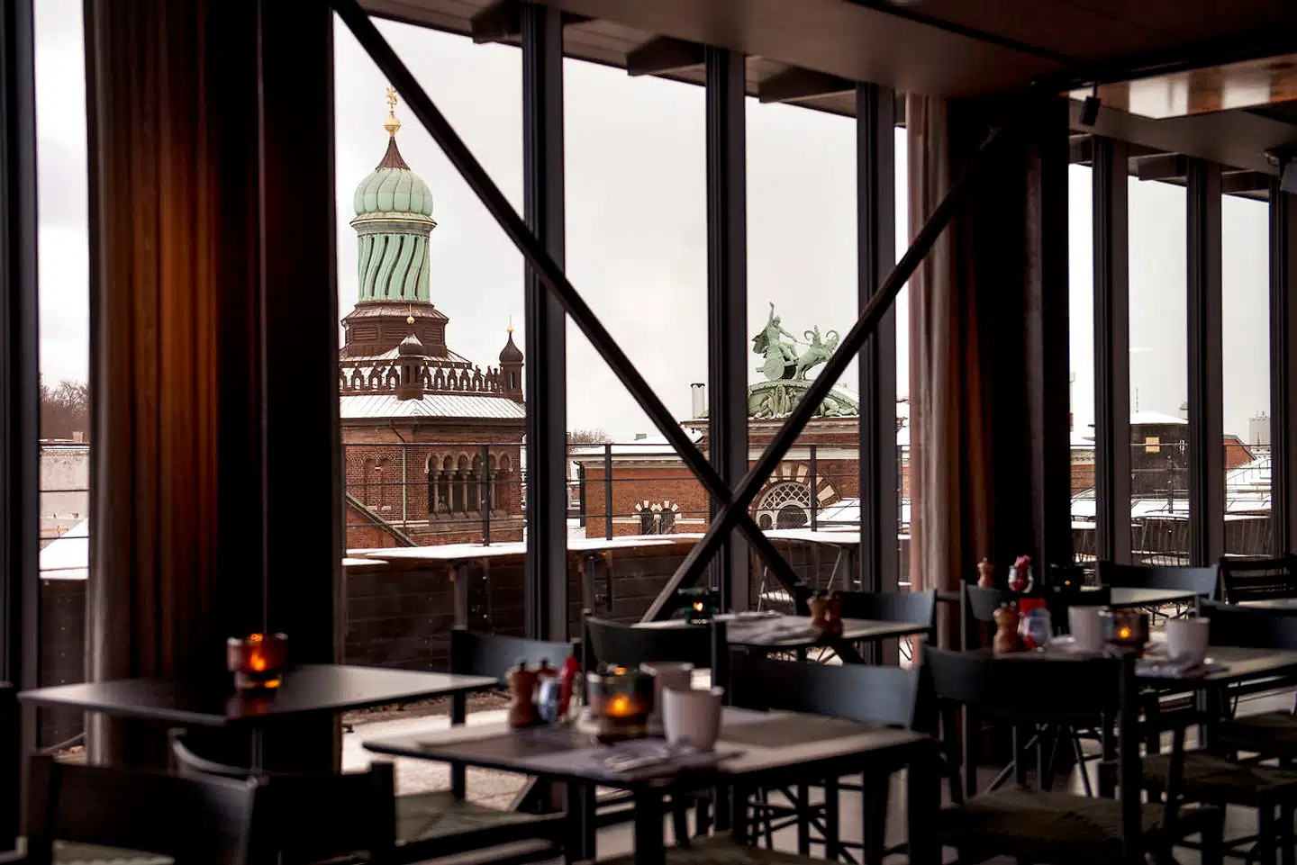 Fra restauranten Tramonto er der 360-graders udsigt, så man både kan spotte de mere fjerne dele af byen og de lokale, historiske bygninger.