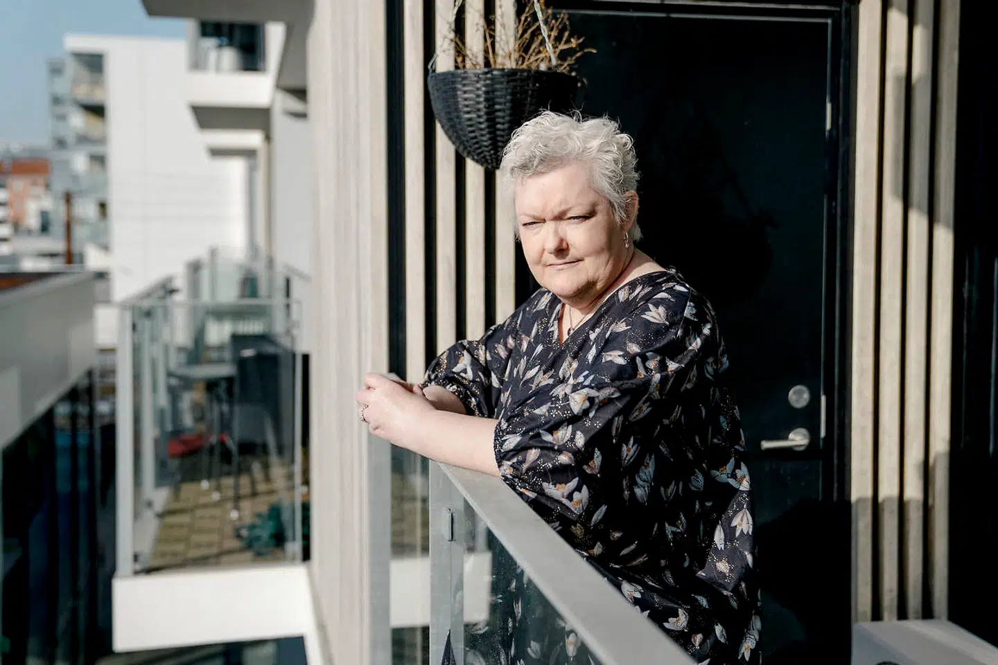 Antallet af kvinder, der undersøges for mistanke om brystkræft, stiger kraftigt, og det samme gør antallet af kvinder, der lever med sygdommen. Camilla Sander er en af de kvinder der lever med brystkræften og selv måtte sørge for at blive undersøgt hurtigt. Nu viser det sig, at tusinder af kvinder udebliver fra de undersøgelser, der skal spotte de første, tidlige tegn på sygdommen.