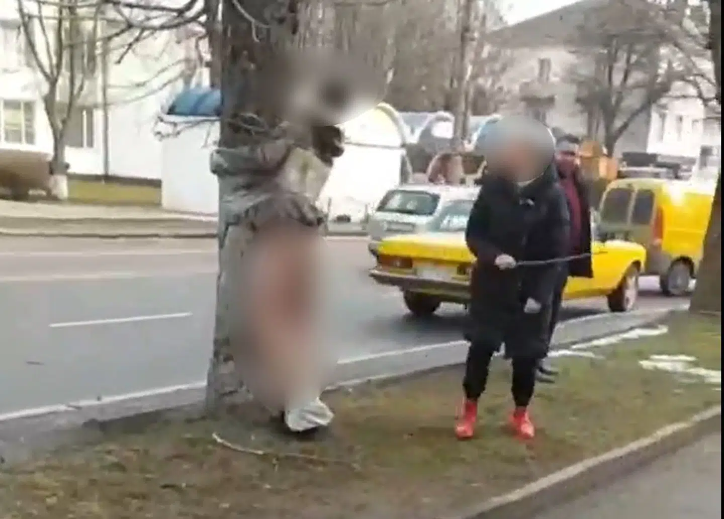 Videoen er angiveligt fra Lutsk, hvor en tyv skulle være blevet tapet fast til et træ. B.T. har ikke haft mulighed for at verificere præcis denne video.
